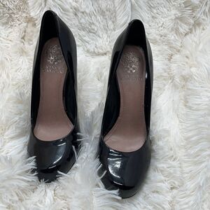 Lightly worn Vince Camuto black heels 8B